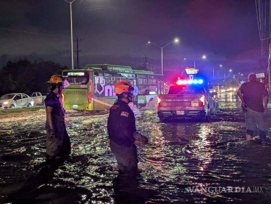 Lluvias dejan un saldo de 10 vehículos varados, en Nuevo León