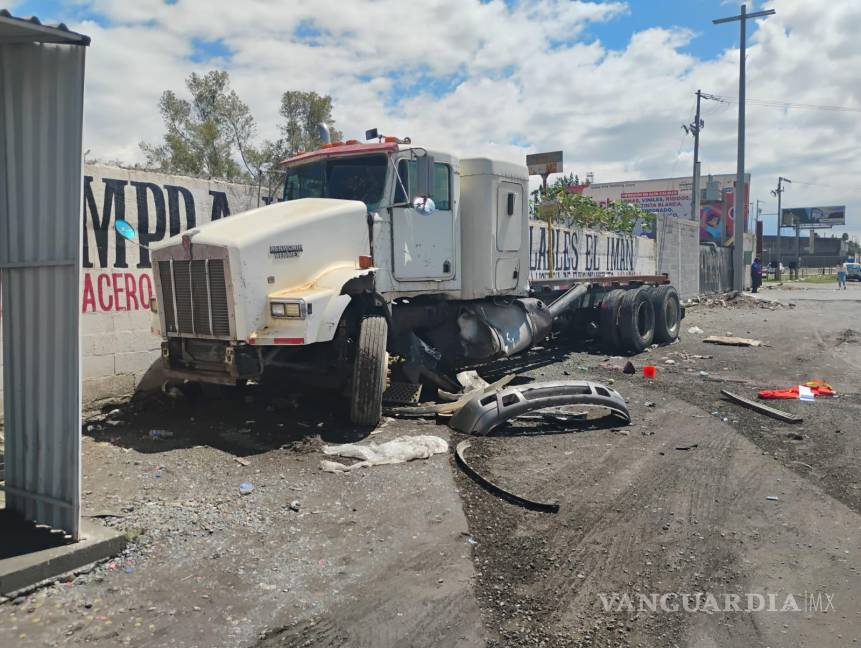 $!Elementos de la Guardia Nacional fueron los primeros en llegar al lugar del accidente y solicitaron el apoyo de los cuerpos de emergencia.