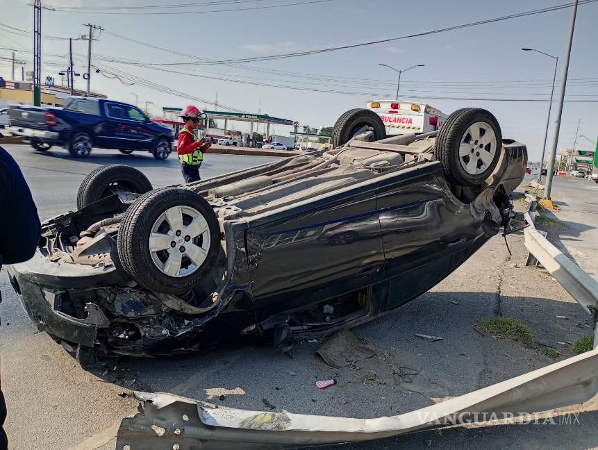Joven sufre volcadura frente a Stellantis, en Derramadero; se dirigía a su trabajo