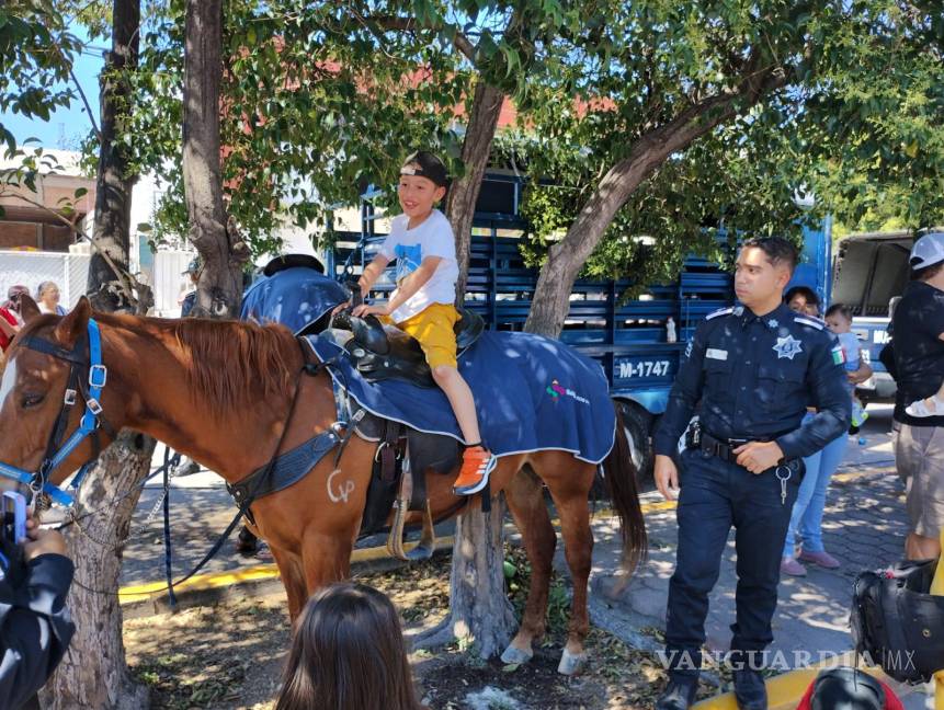$!Los caballos de la policía Montada tambiém participaron para alegrar a los pequeños.