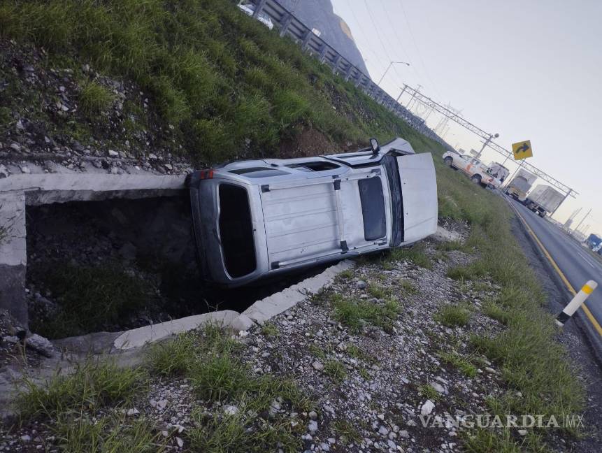 $!El hombre fue internado en un nosocomio, mientras que su vehículo fue remolcado a un corralón .