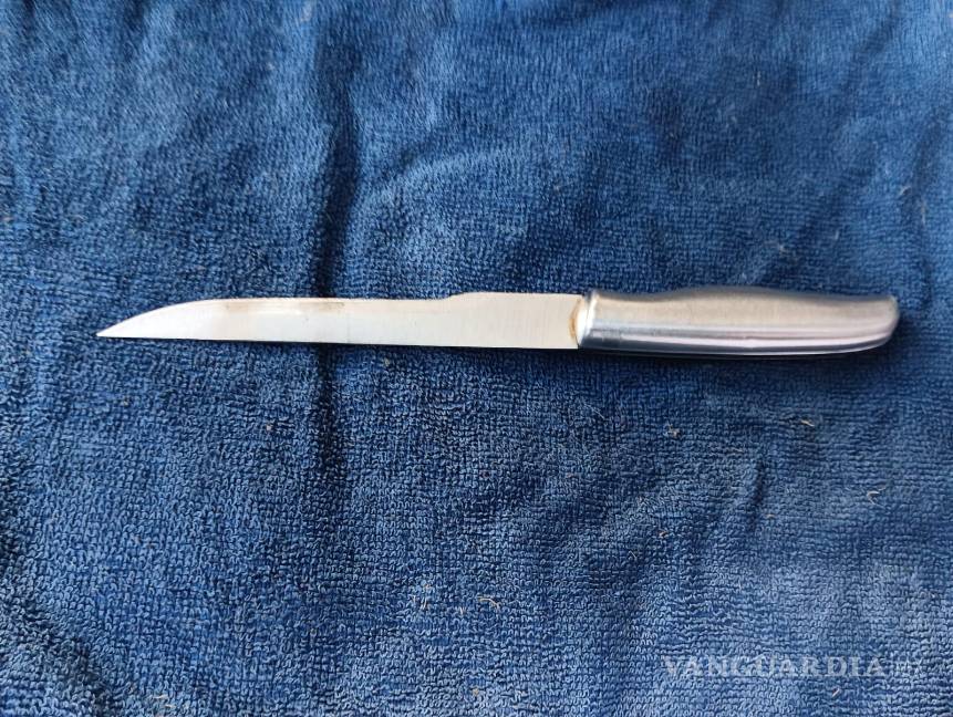 Hombre amenaza con cuchillo a su esposa embarazada; otro avienta a su pareja por las escaleras, en Nuevo León