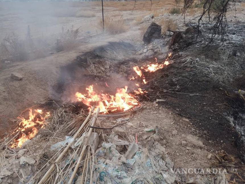 $!La quema de basura y maleza contamina el aire y el suelo, afectando la salud de quienes viven cerca.