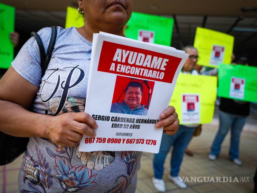 $!Familiares de Sergio Cárdenas, trabajador de El Debate de Culiacán, exigieron al gobernador Rubén Rocha una investigación para su liberación tras ser privado de la libertad el 19 de octubre por personas armadas. Acompañadas por los colectivos de búsqueda Sabuesos Guerreras y Guerreros Azules, las hijas de Cárdenas demandaron al gobernador cumplir su promesa de protección hecha el viernes anterior. El secuestro ocurrió después de que Cárdenas fuera derribado de su motocicleta mientras distribuía el periódico.