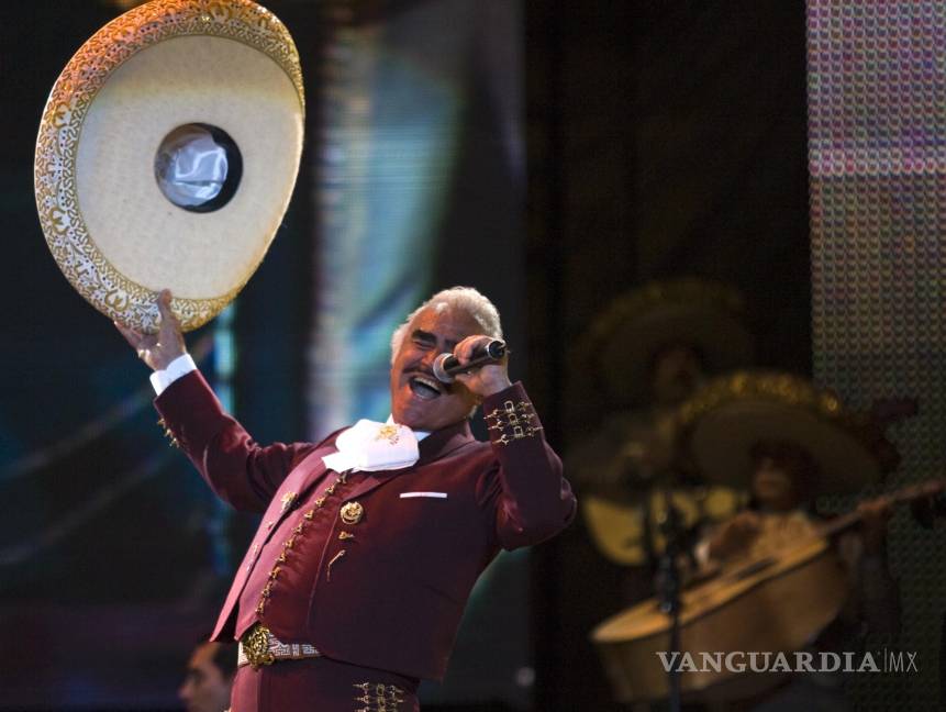 $!Vicente Fernández interpreta un concierto gratis durante el día de San Valentín en el Zócalo de la Ciudad de México el 14 de febrero de 2009. AP/Claudio Cruz