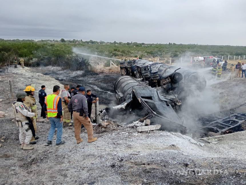 $!Se desplegaron unidades de bomberos, ambulancias y vehículos de respuesta rápida para controlar el siniestro.