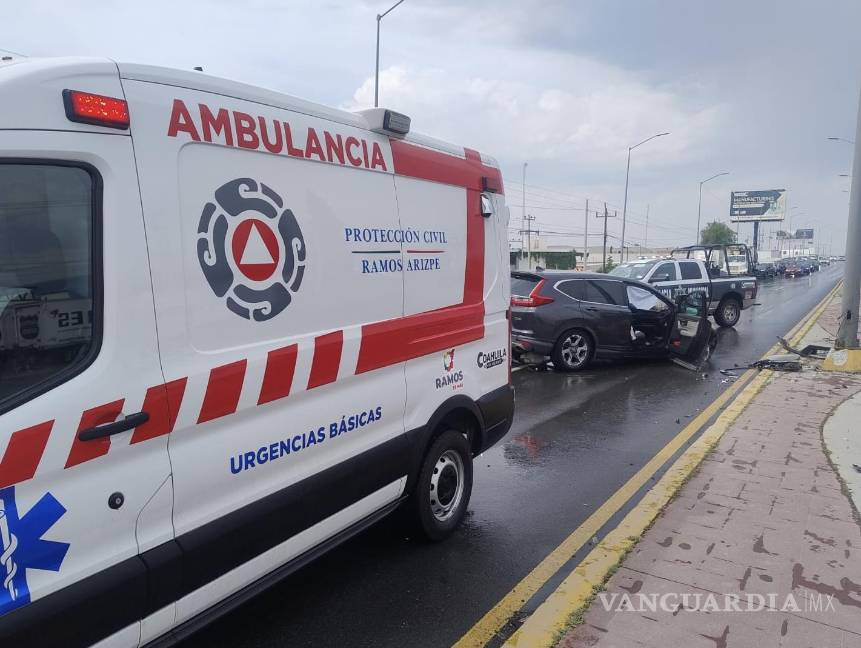 Pavimento mojado y exceso de velocidad provocan accidente en la carretera Monterrey-Saltillo