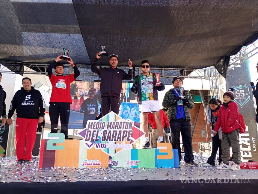 $!La tercera edición del Medio Maratón del Sarape 2026 partió desde el Estadio Francisco I. Madero con cerca de 900 participantes.