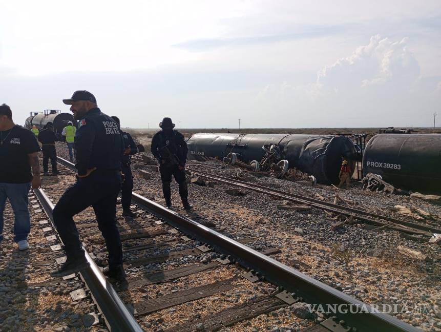 $!El sitio del descarrilamiento se ubica a unos kilómetros al norte de la carretera Saltillo-Torreón; no hubo personas lesionadas.