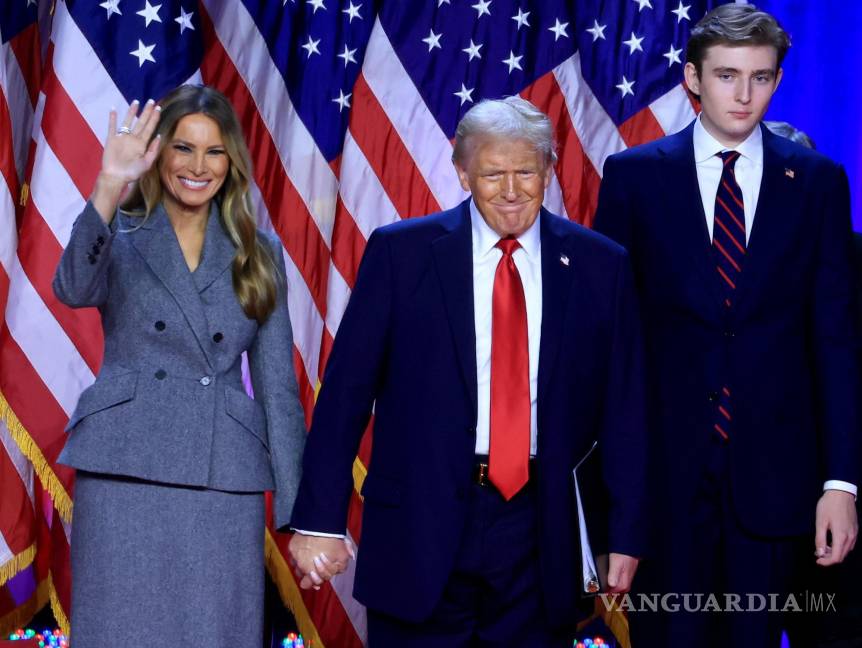 $!Melania Trump, visiblemente más sonriente que de costumbre, toma la mano de Donald Trump tras su victoria contra Kamala Harris el 5 de noviembre de 2024.