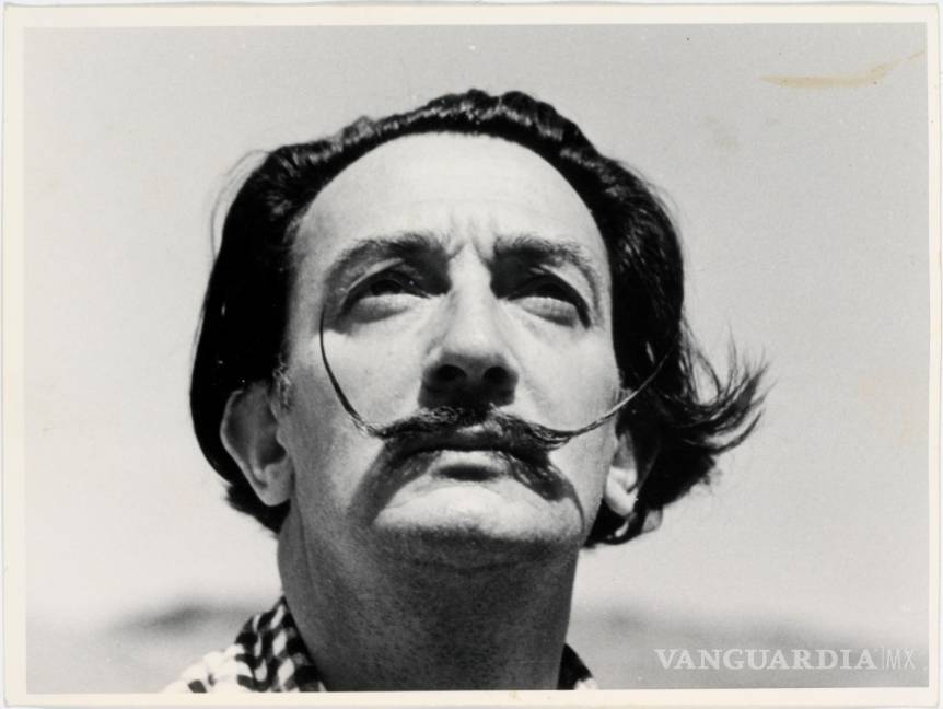 Dalí exhibe su bigote intacto al ser exhumado