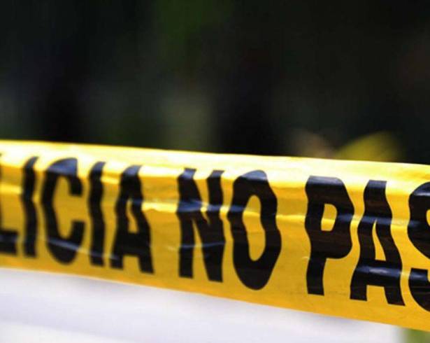 Peritos de la Fiscalía realizaron el levantamiento del cuerpo, el cual fue trasladado al Semefo para practicarle la necropsia de ley e intentar establecer su identidad.