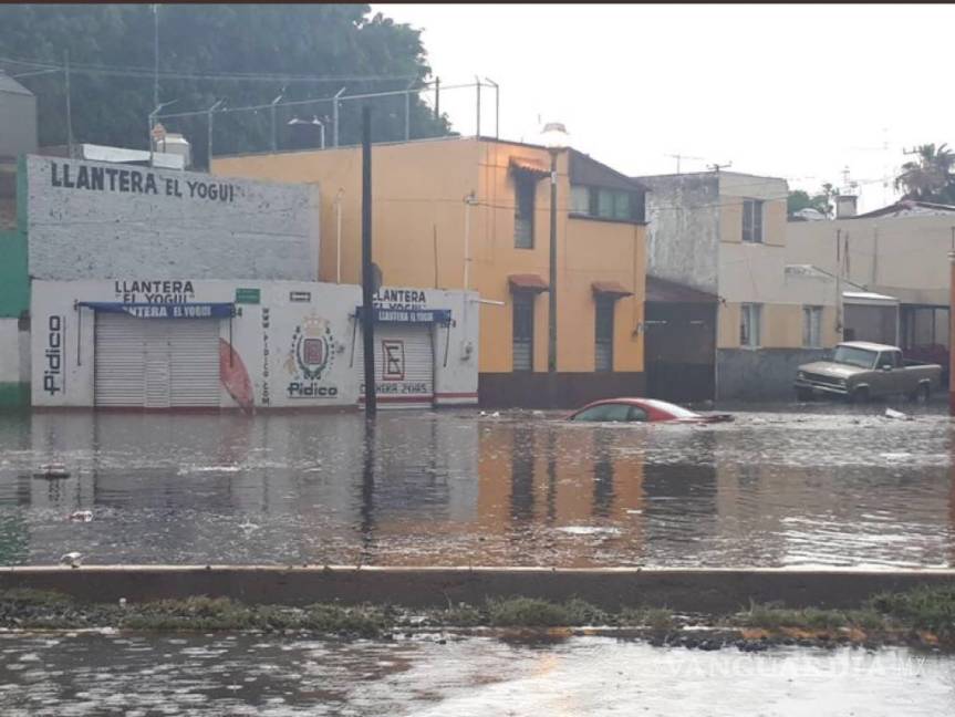 $!‘Vapulean’ lluvias a Guadalajara: se inundan vialidades y hasta centros comerciales