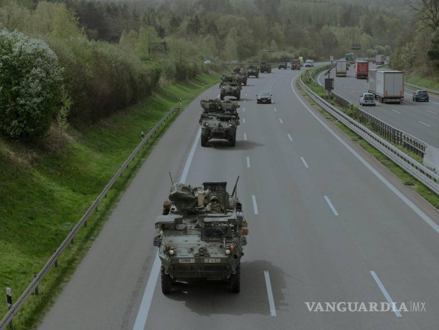 $!Un convoy de vehículos militares, parte de un ejercicio de la OTAN, viajando de Alemania a Polonia.