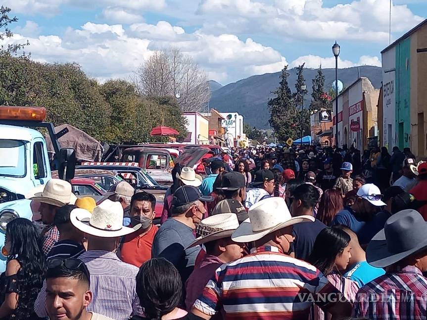 Abarrotan San Antonio de las Alazanas por autos clásicos