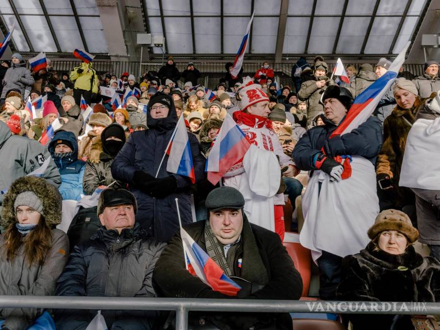 $!Personas en el evento llamado “Gloria a los defensores de la patria” escuchan el discurso del presidente ruso Vladímir Putin en el estadio Luzhniki de Moscú.