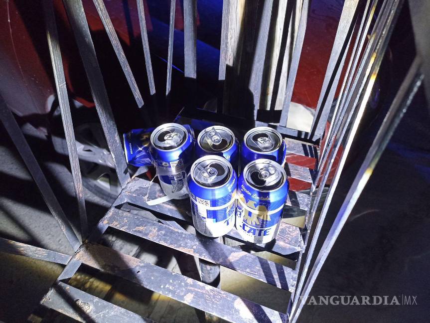 $!El conductor, presuntamente ebrio, perdió el control de su Volkswagen y se estrelló contra un poste en la colonia Bellavista.