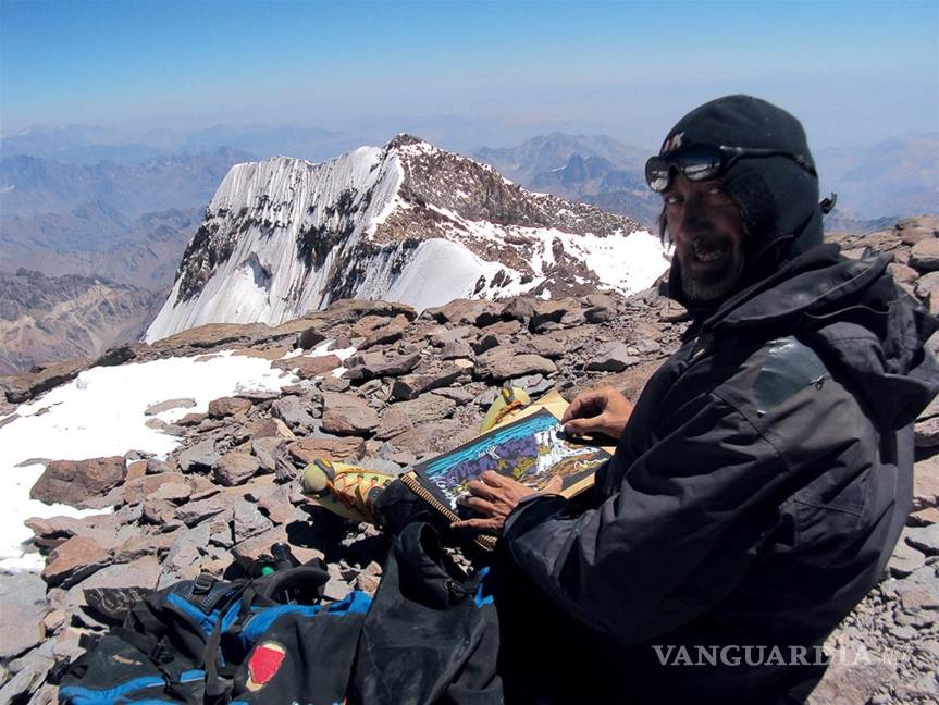 $!Fotografía de Archivo Personal, cedida por el artista Miguel Doura, donde se le ve sobre un cerro mientras pinta, en el Aconcagua. EFE/Miguel Doura