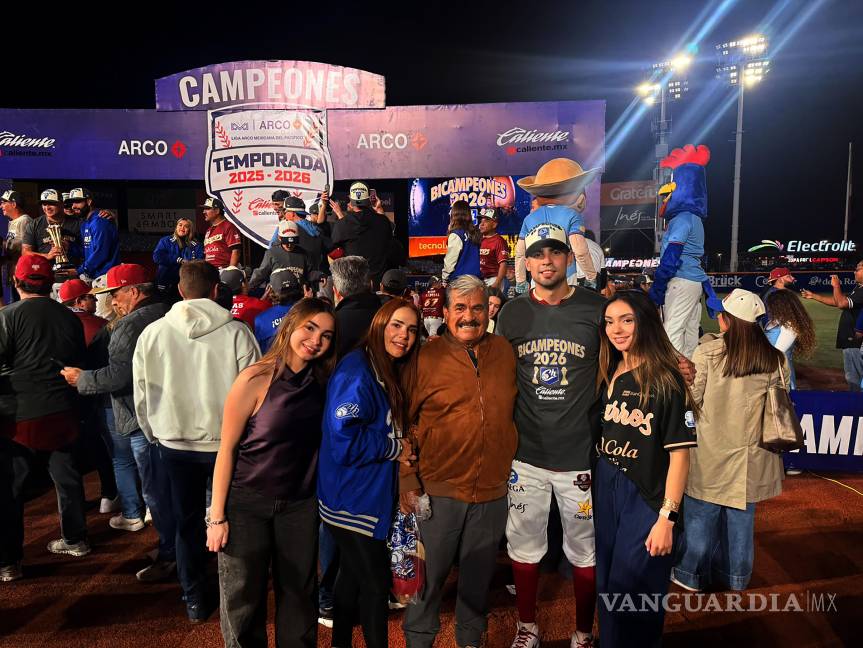 $!Luis Carlos Martínez Sánchez acompañado por su abuelo Enrique Sánchez Álvarez, su mamá Monia Selena Sánchez Rodríguez y sus hermanas Michelle y Danna Martínez Sánchez.