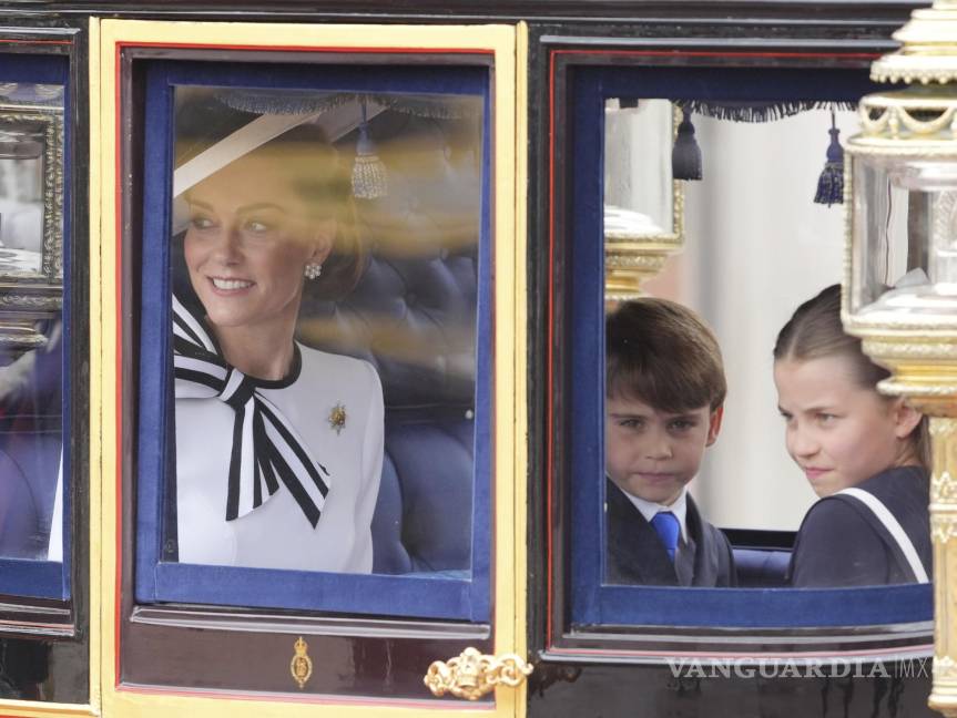 $!La princesa Catalina de Gales, el príncipe Luis y la princesa Charlotte del Reino Unido se desplazan por el Mall para la ceremonia del Trooping the Colour en el Horse Guards Parade de Londres.
