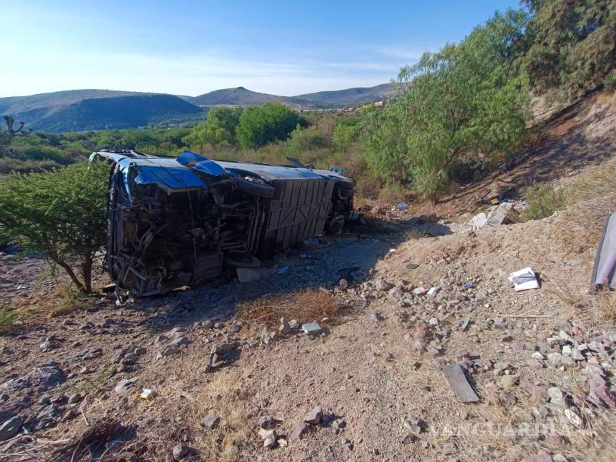 $!Cae a barranco autobús que transportaba migrantes en San Luis Potosí; hay 6 muertos