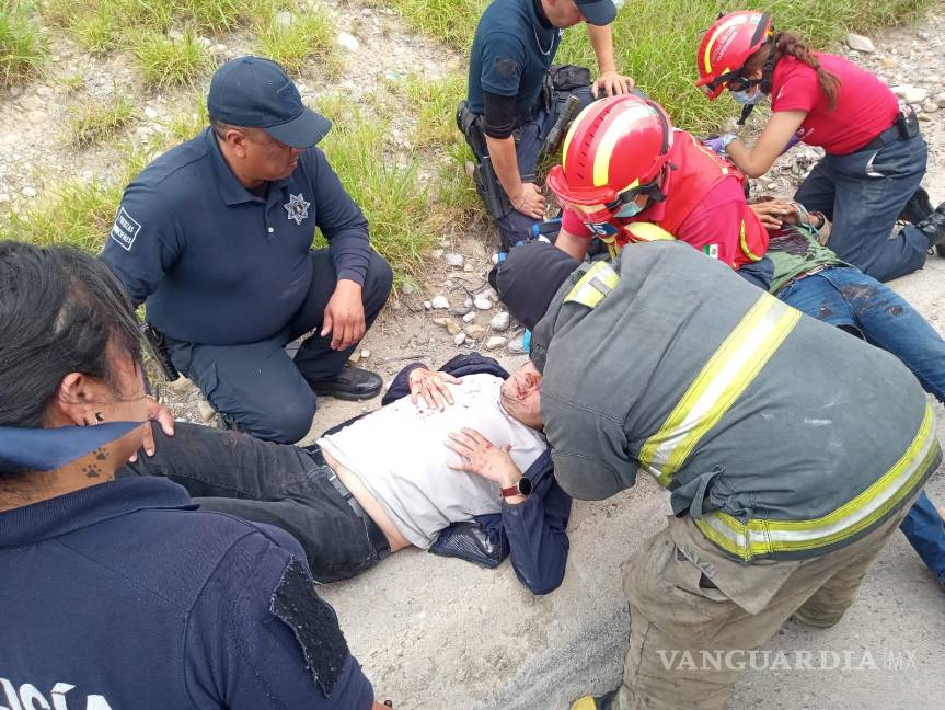 Traileros hacen ‘sandwich’ con una camioneta en Ramos Arizpe