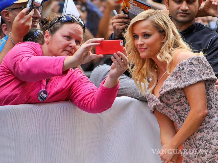 $!Reese Witherspoon se hace una foto con una admiradora en Toronto, Canadá, en 2016. EFE/EPA/Warren Toda