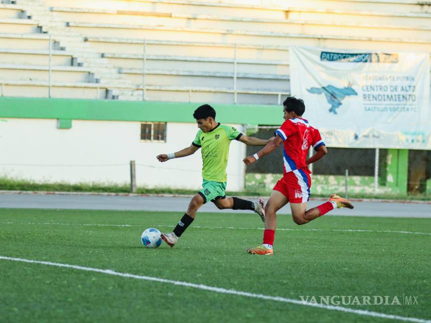 $!Óscar Esparza celebró su primer gol profesional tras una gran jugada colectiva, consolidándose como la figura del partido ante San Pedro.