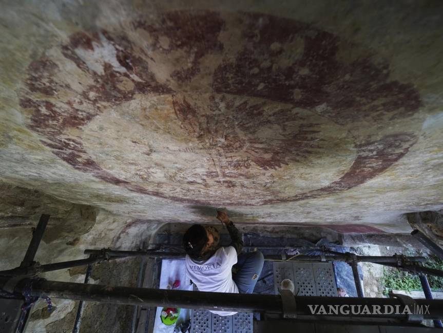 $!Valeria López restaura un mural en el exconvento de Tepoztlán de la década de 1550 en el estado de Morelos.