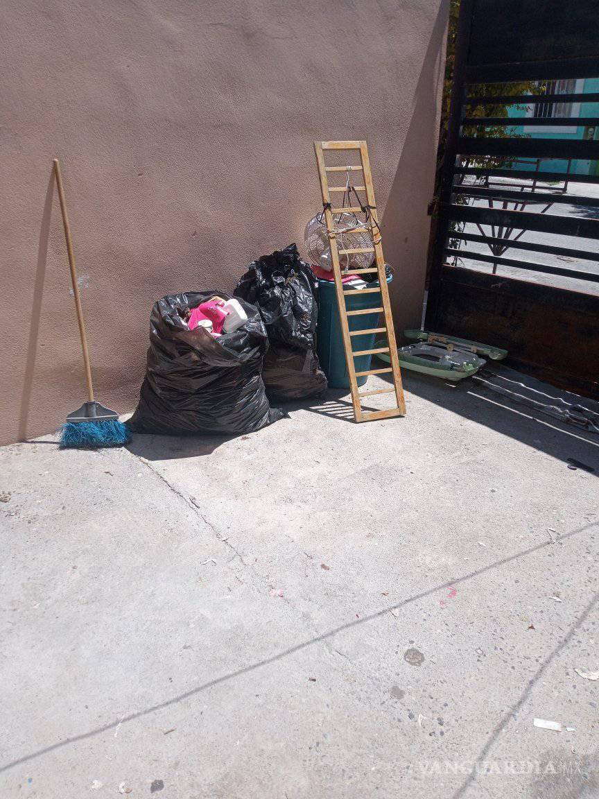 $!Varias bolsas de basura se acumularon en la cochera y patio.