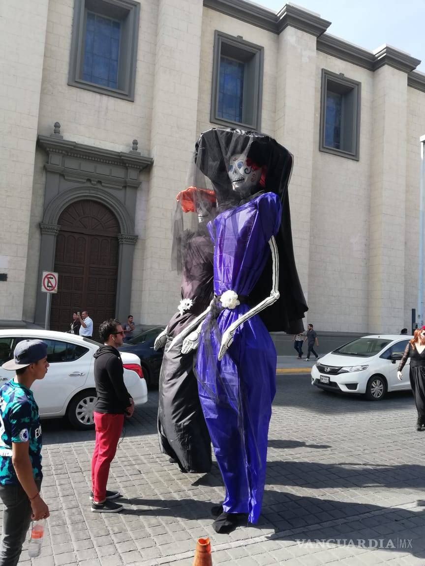 $!Marchan catrinas en busca de frenar feminicidos en Nuevo León