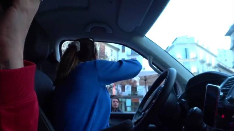 $!Chicas youtubers ayudan a mendigos... lanzándoles comida desde su auto