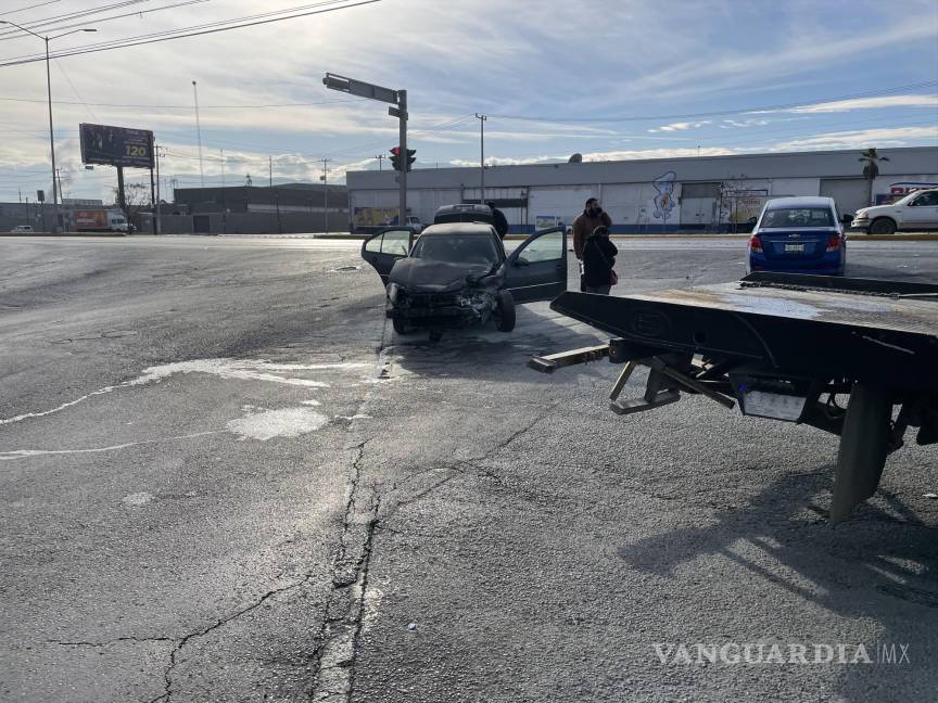 Trailer se pasa alto y choca contra un auto, en Saltillo