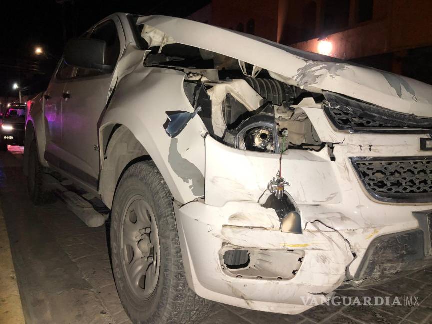 $!La camioneta Chevrolet, responsable del percance, presentó daños en la parte frontal tras no respetar la señal de alto.