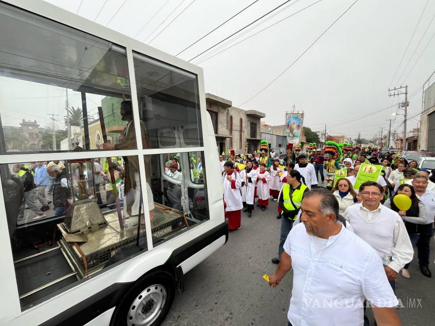 $!Colorida procesión con danzas y cantos recorre las calles de la colonia El Mirador.