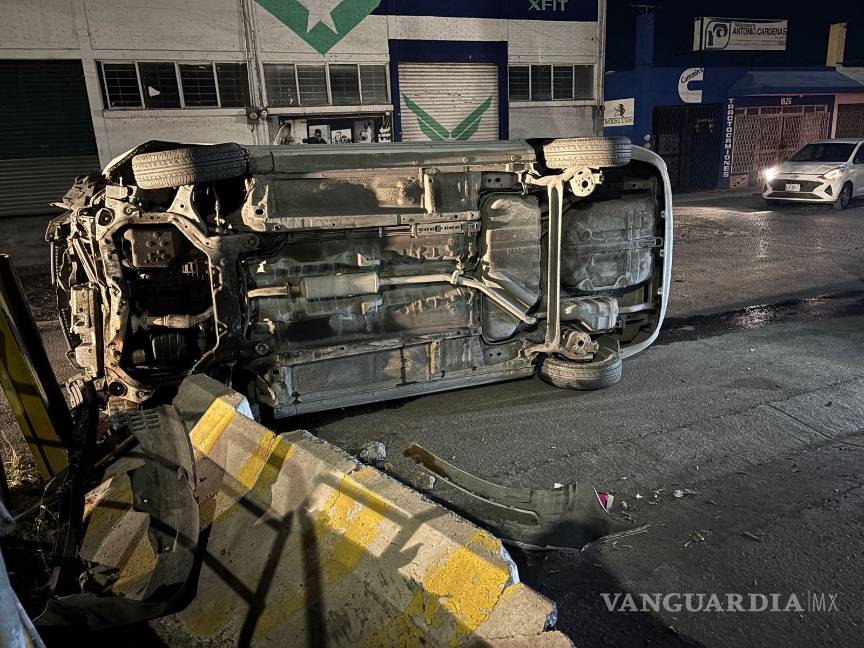 $!El Dodge Attitude terminó volcado sobre su costado derecho tras impactarse contra la base del puente peatonal.