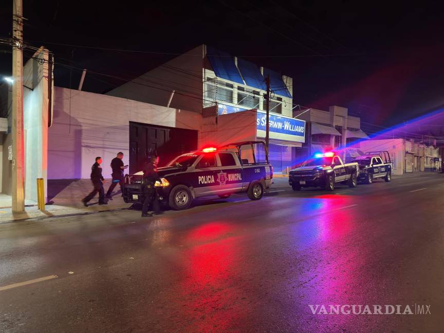 $!Elementos de la Policía Municipal rodearon el laboratorio y lograron detener al presunto ladrón tras su caída.