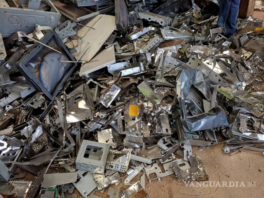 $!Montaña de televisores y computadoras en una suerte de cementerio en la planta de reciclaje electrónica de Bugesera en Ruanda.