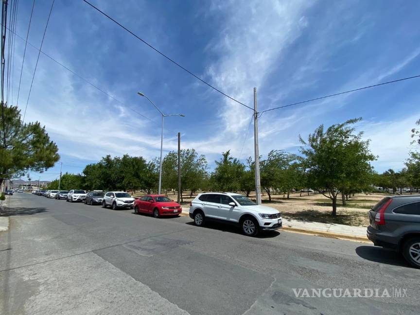 $!Católicos de Saltillo hacen fila en autos para recibir una Indulgencia Plenaria histórica