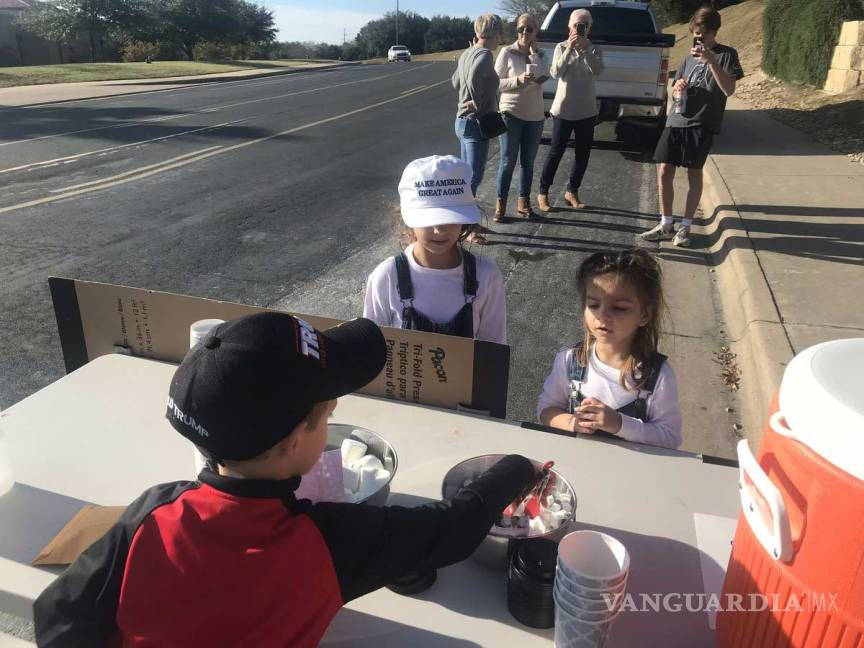 $!Niño vende chocolate para ayudar a Trump a construir el muro