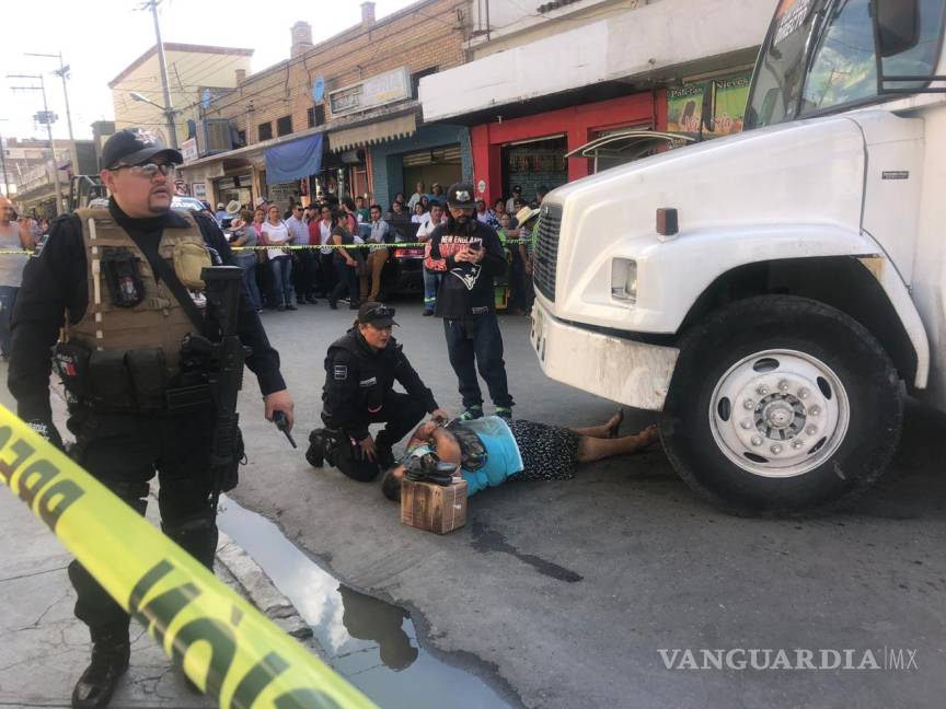$!Mujer delicada de salud tras ser embestida por camión del transporte público en Saltillo