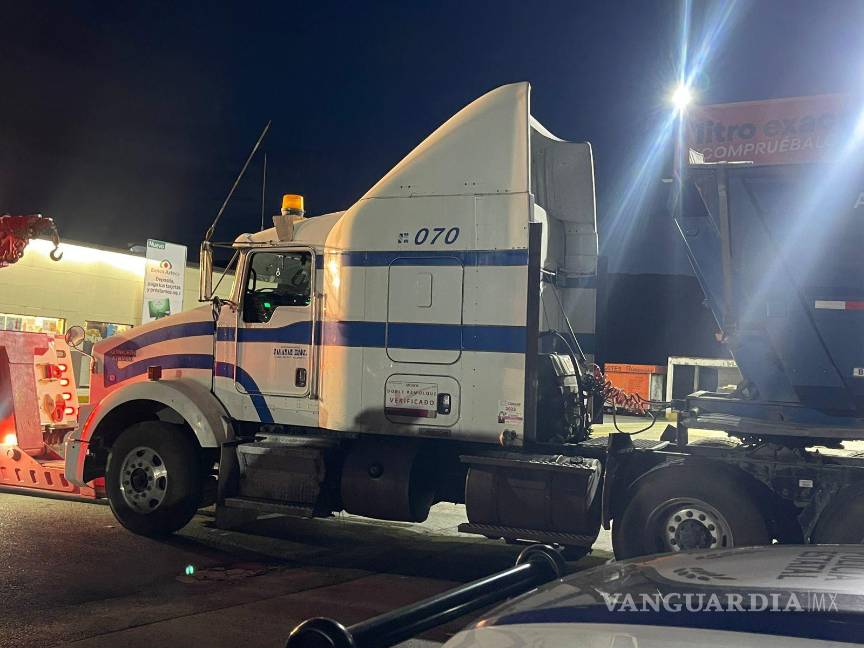 $!La Policía Estatal localizó el tractocamión robado en el kilómetro 17 de la carretera federal No. 40 Saltillo-Torreón.