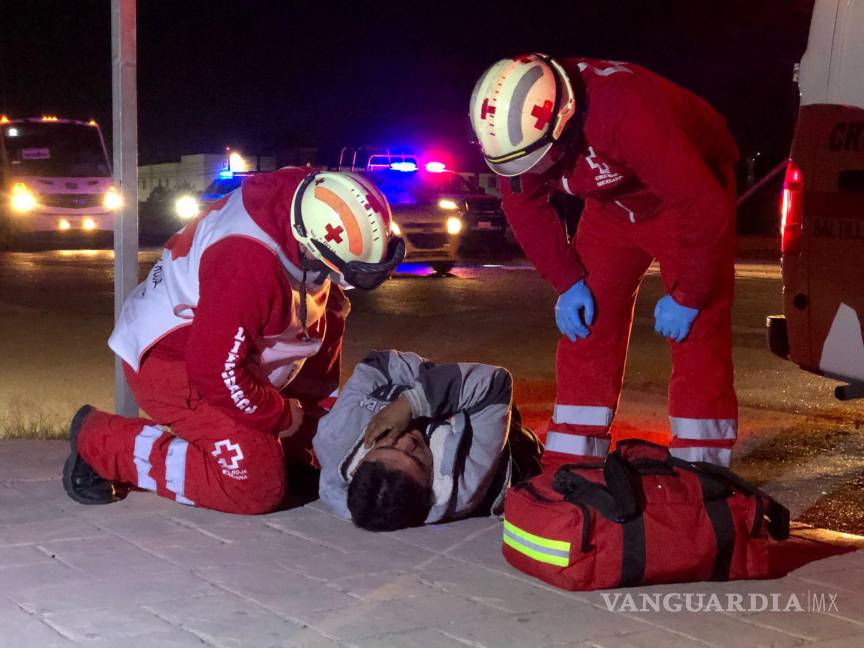 $!El hombre fue atendido por paramédicos de la Cruz Roja.