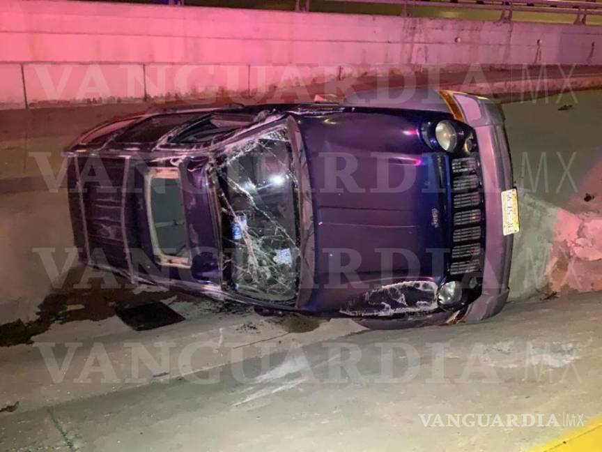 Vuelca y deja abandonada camioneta en Saltillo