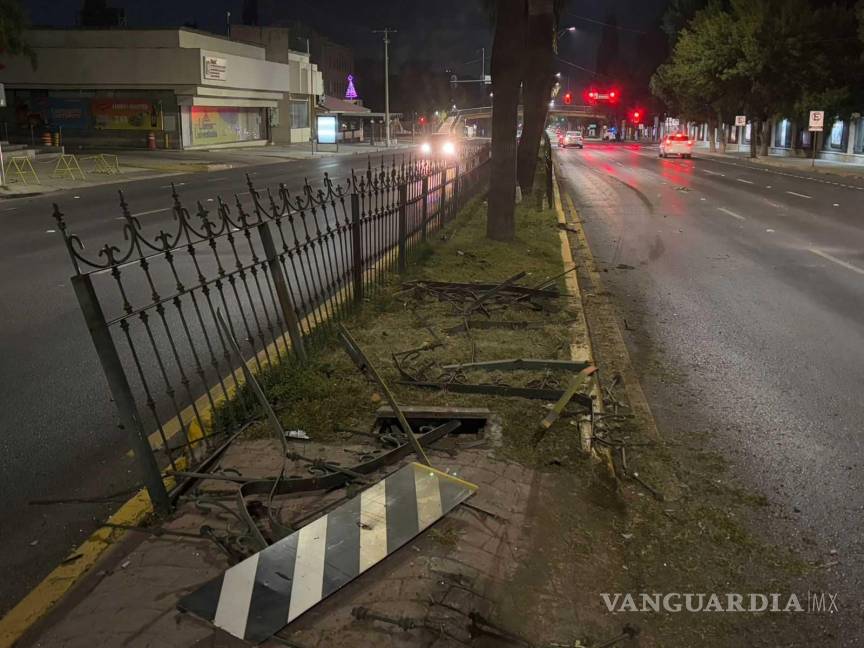 $!Restos del barandal quedaron esparcidos en el bulevar Venustiano Carranza, representando un riesgo para otros automovilistas.