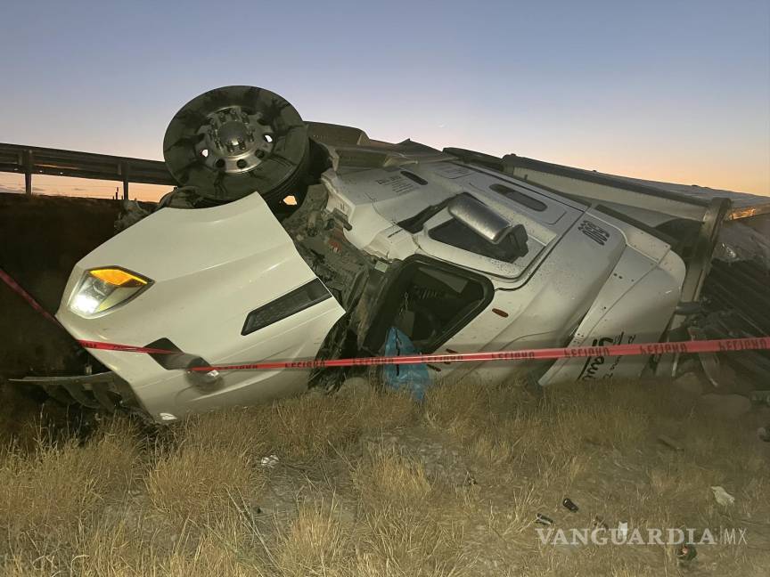 Muere trailero al volcarse sobre la Carretera Federal 57