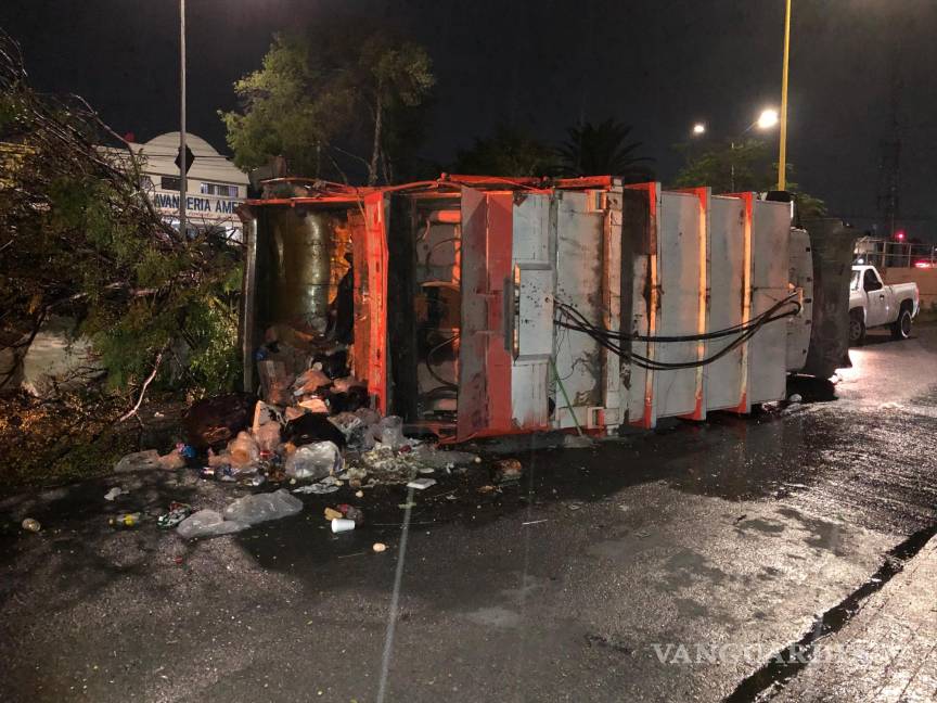 $!Elementos de Tránsito Municipal acudieron al lugar para tomar conocimiento del accidente sin heridos.