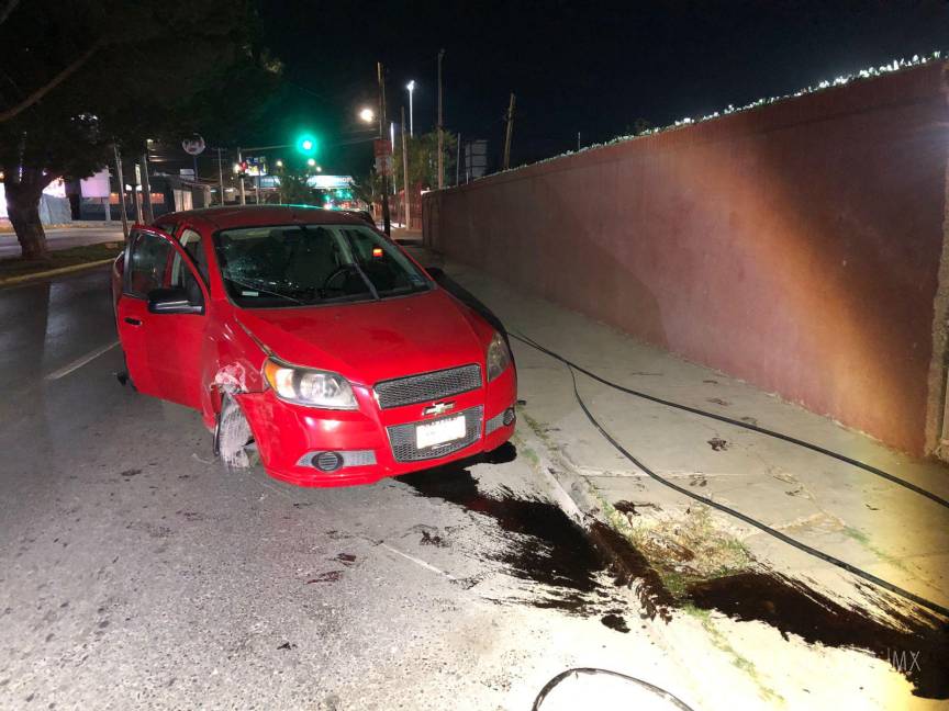 $!El vehículo Chevrolet, conducido por una persona en estado de ebriedad, yace en sentido contrario tras impactarse contra un poste de madera.