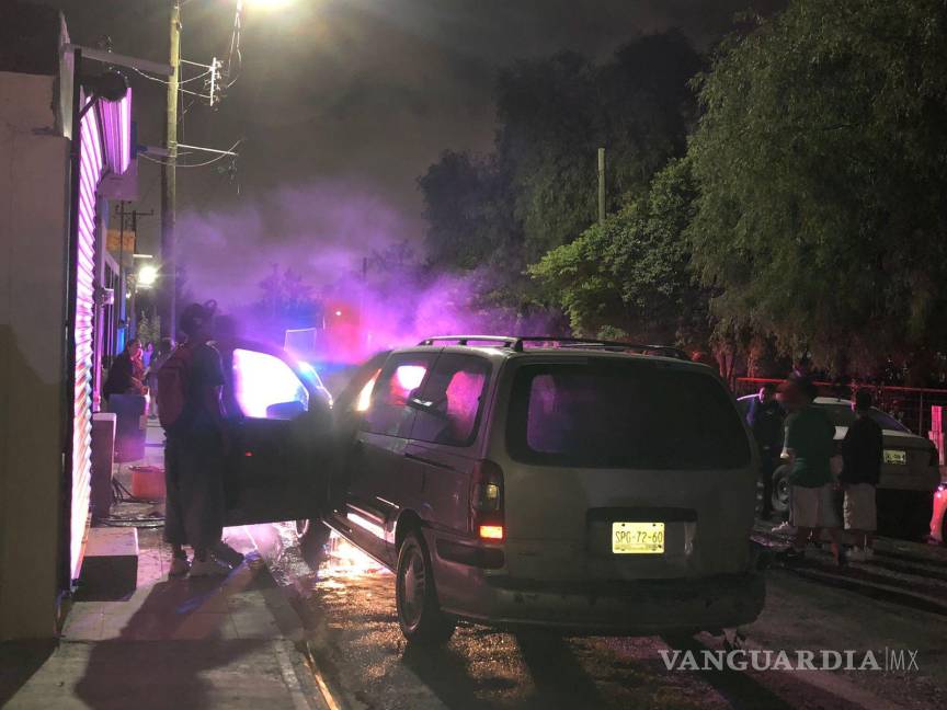 $!Los dueños de la camioneta se encontraban en la fiesta patronal del Perpetuo Socorro, pero llegaron y abrieron el cofre a la espera del cuerpo de bomberos.