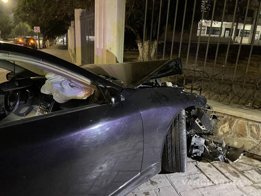 Saltillo: choca contra Químicas de la UAdeC y huye del lugar